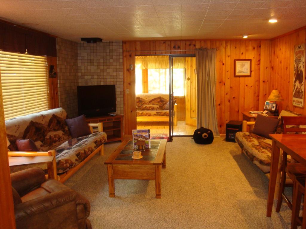 Yellowstone Wildlife Cabins Вест-Йеллоустоун Екстер'єр фото