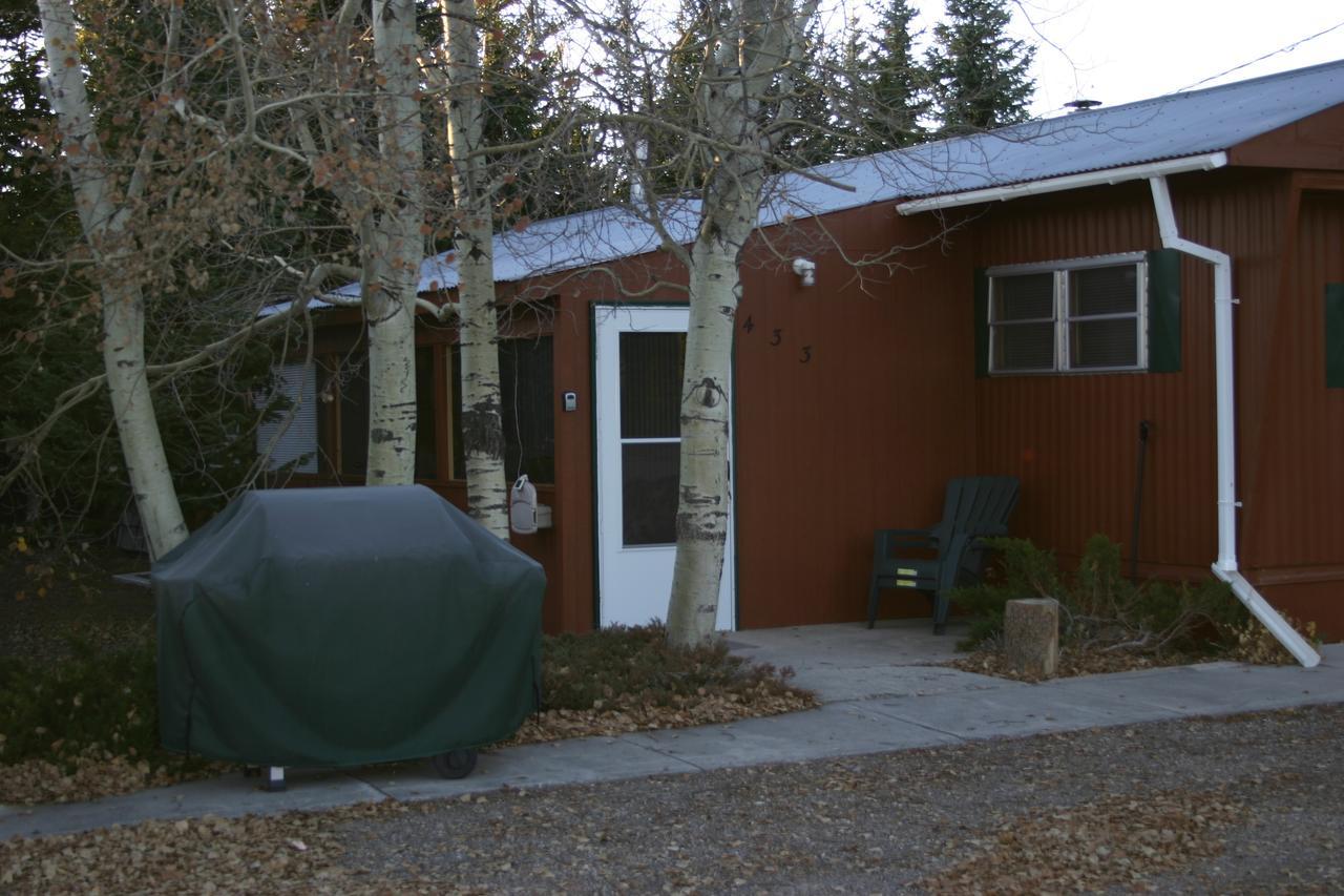Yellowstone Wildlife Cabins Вест-Йеллоустоун Екстер'єр фото